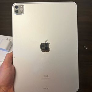 iPad 11 pro 128gb, magic key board, Apple Pencil